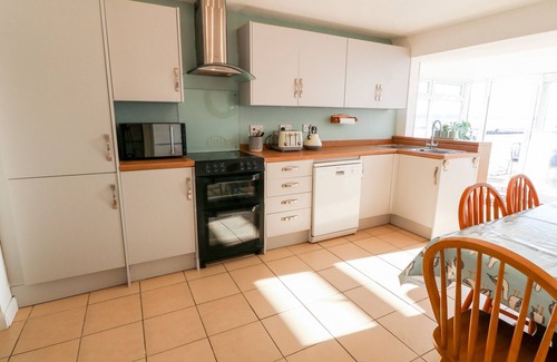 Malltraeth Cottage | MALLTRAETH COTTAGE, pet friendly, with a garden in Malltraeth