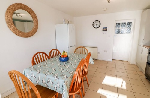 Malltraeth Cottage | MALLTRAETH COTTAGE, pet friendly, with a garden in Malltraeth