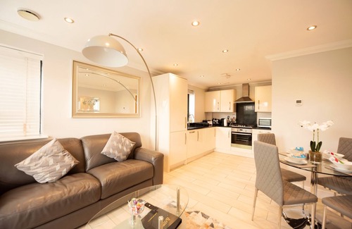 Reading Apartment | Malthouse Court - Deluxe 2-Bed with Balcony