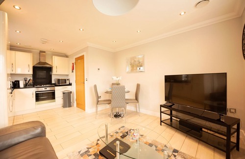 Reading Apartment | Malthouse Court - Deluxe 2-Bed with Balcony