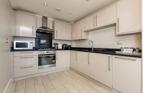 Reading Apartment | Malthouse Court - Luxury 2-Bed, 1-Bath w/Balcony