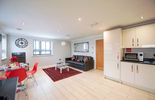 Reading City Centre Apartment | Malthouse Court - Premium 2-Twin Beds, 2-Bath