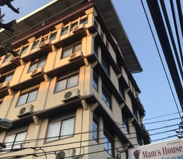 Wat Sam Phraya House | Mam's House Khaosan