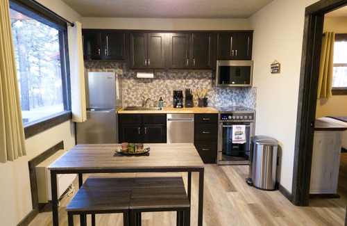 Branson Cabin | Mama Bear Cabin 2 - Community pool and hottub.