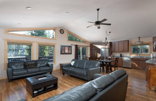 Valemount House | Mama Bear Cabin Rental - Pet Friendly!