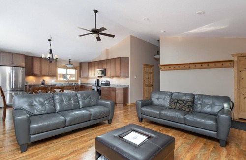 Valemount House | Mama Bear Cabin Rental - Pet Friendly!