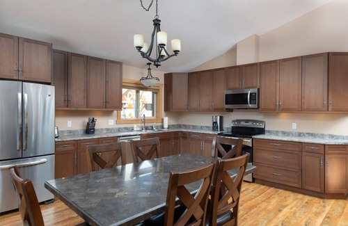 Valemount House | Mama Bear Cabin Rental - Pet Friendly!