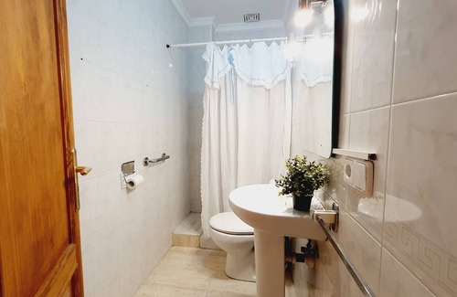 El Arenal House | Mama Conchi BNB House for groups of 4 People with shared terrace, private garden and Wi-Fi