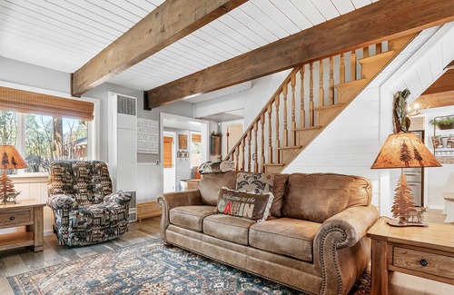 Woodlands House | Mama's Bear Cottage - Mini ranch cabin away from it all! Smart TV and WiFi!