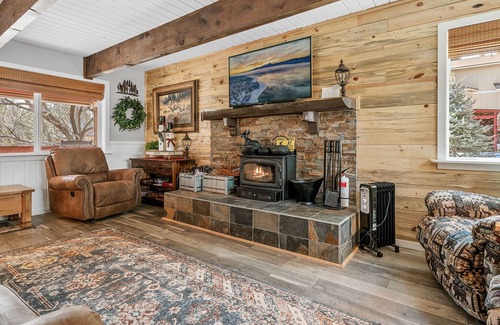Woodlands House | Mama's Bear Cottage - Mini ranch cabin away from it all! Smart TV and WiFi!