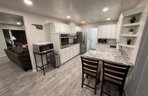 Norman House | MamaDee’s House - 2 miles from OU with game room/exercise room/covered patio.nn