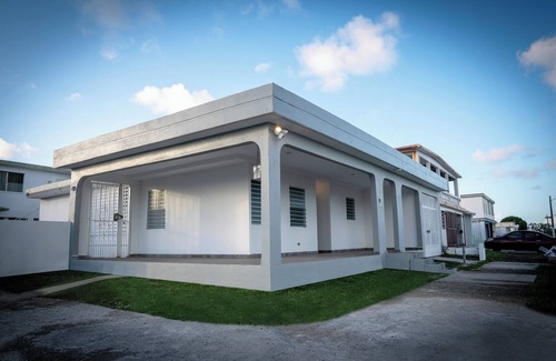 Sabana Abajo House | Mami's Corner in Carolina with WiFi, AC, Near Airport, Beaches, Malls and more