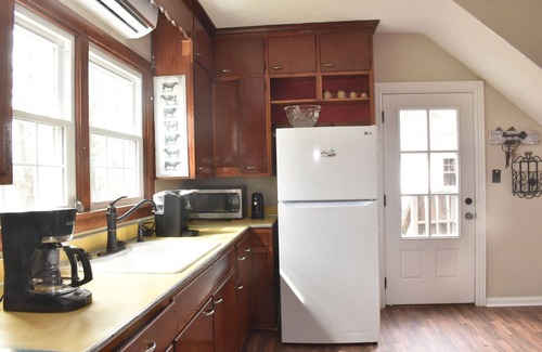 Drake House | Mammoth Cave. Beech Bend and NCM racing. Stocked Firepit. Farmhouse decor. Relax