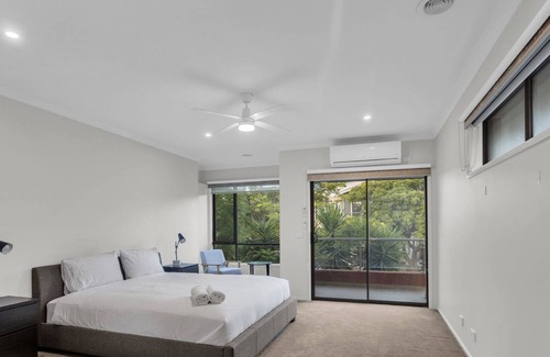 Caroline Springs House | Mammoth on Creekview - 5 Bedrooms, Family Friendly Holiday House