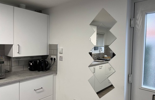 Broadheath Apartment | Man Studio - StereoShower, FreeParking, 5min-Metro