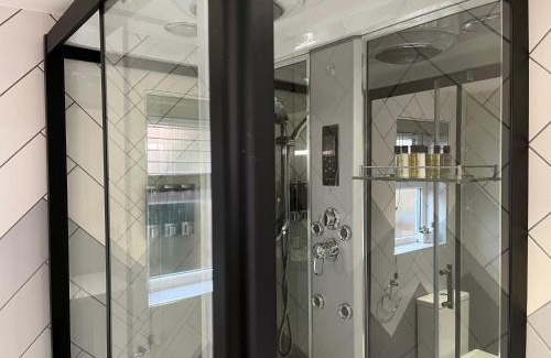 Broadheath Apartment | Man Studio - StereoShower FreeParking 5min-Metro