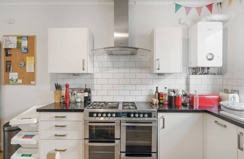 Maenporth Apartment | Manacles - Spacious flat near beach with sea views & parking