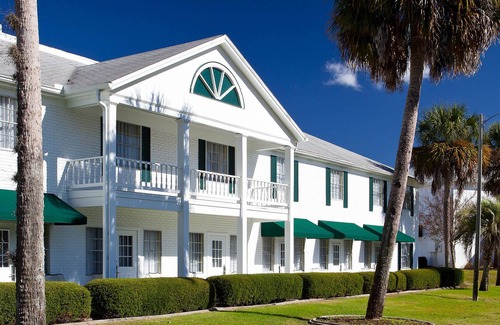 Crystal River House | Manatee Encounter! Near Three Sister Springs! Free Parking, Pool!