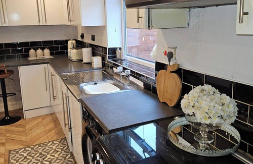 Droylsden House | Manchester 2-Bed House, Sleeps 4, 20 Min to Centre