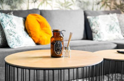 Salford House | Manchester 2 Bed House with Garden - Sleeps 9 - Salford - FREE PARKING - 3 Double Beds, 1 Single - FREE NETFLIX & FREE WIFI - 6 min to City Centre, Close to Trafford Centre, Etihad Stadium, Manchester Arena, Clubs & more