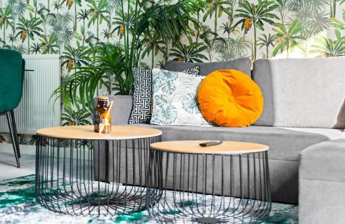 Salford House | Manchester 2 Bed House with Garden - Sleeps 9 - Salford - FREE PARKING - 3 Double Beds, 1 Single - FREE NETFLIX & FREE WIFI - 6 min to City Centre, Close to Trafford Centre, Etihad Stadium, Manchester Arena, Clubs & more