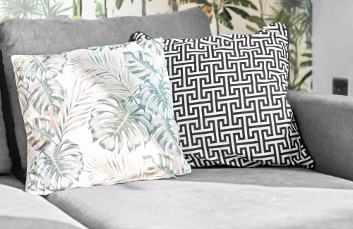 Salford House | Manchester 2 Bed House with Garden - Sleeps 9 - Salford - FREE PARKING - 3 Double Beds, 1 Single - FREE NETFLIX & FREE WIFI - 6 min to City Centre, Close to Trafford Centre, Etihad Stadium, Manchester Arena, Clubs & more