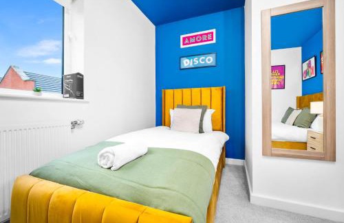 Salford House | Manchester 2 Bed House with Garden - Sleeps 9 - Salford - FREE PARKING - 3 Double Beds, 1 Single - FREE NETFLIX & FREE WIFI - 6 min to City Centre, Close to Trafford Centre, Etihad Stadium, Manchester Arena, Clubs & more