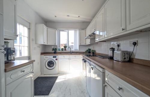 Trafford House | Manchester Double Room Near Parks Free Parking