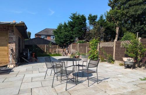 Trafford House | Manchester Double Room Near Parks Free Parking