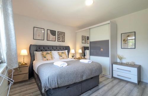 Trafford House | Manchester Double Room Near Parks Free Parking