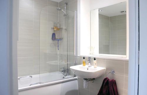Droylsden House | Manchester Escape - Private Room & Bathroom Near Etihad and CoOp Arena - Free Secure Parking
