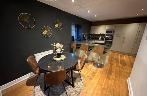 Walkden House | Manchester Retreat with 3 Bedrooms
