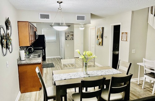 Southside House | Mandarin Cheerful 2 Bedrooms Townhouse w/fireplace