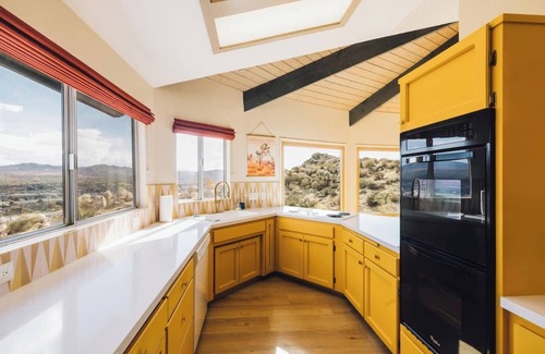 Yucca Valley House | Mandarin Escape: Views|Hot Tub|Boulders