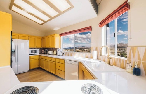 Yucca Valley House | Mandarin Escape: Views|Hot Tub|Boulders