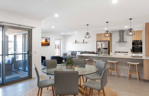 Echuca House | Mandel on High - Echuca Holiday Homes