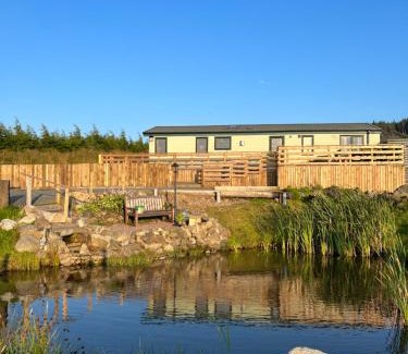 Cumnock Apartment | Maneight Luxury Lodge with hot tub