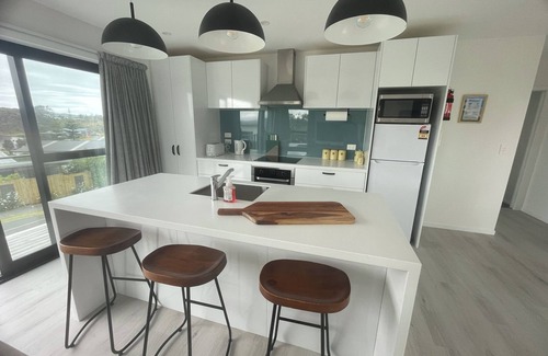 Mangawhai Heads House | Mangawhai Family Getaway, near beach and skate park with secure parking