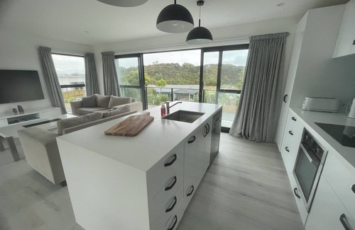 Mangawhai Heads House | Mangawhai Family Getaway, near beach and skate park with secure parking