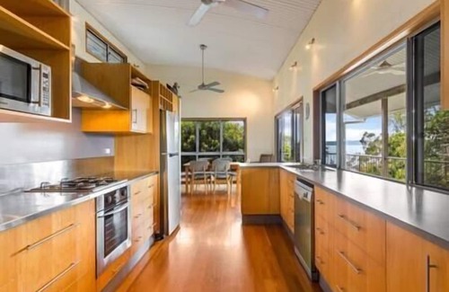 Noosa North Shore House | Mango House has everything you need for a beautiful Boreen Point family holiday.