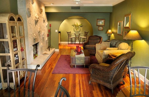 Parrot Cove Bed & Breakfast | Mango Inn Bed and Breakfast