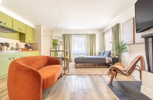 El Porto Apartment | Manhattan Beach Steps Away: Patio & Parking
