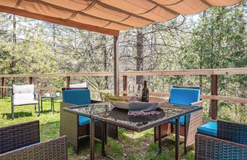 Oakhurst House | Manic Mountain Forest Cabin 3 miles from Bass Lake