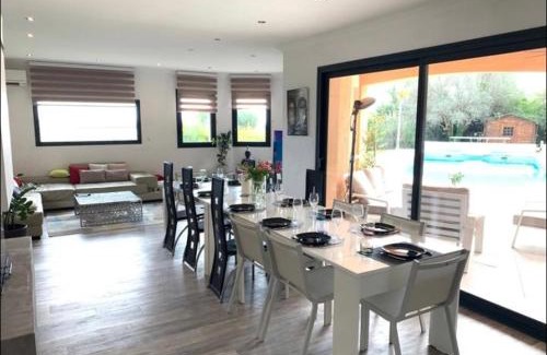 La Celle-sous-Gouzon Villa | Manifique Villa de Antibes