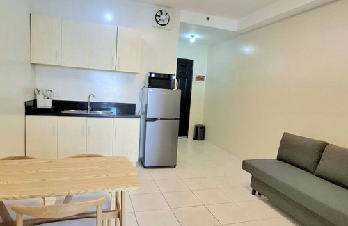 Ermita Night District Apartment | Manila Bayview Rental Superior 1BR 1BA w/Balcony Bayview Pool Netflix