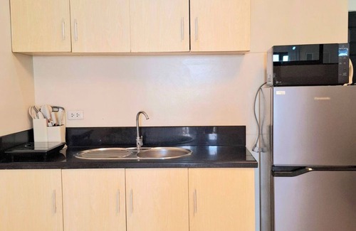 Ermita Night District Apartment | Manila Bayview Rental Superior 1BR 1BA w/Balcony Bayview Pool Netflix
