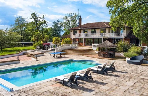 Potters Bar Villa | Manison With Pool and Tennis Court