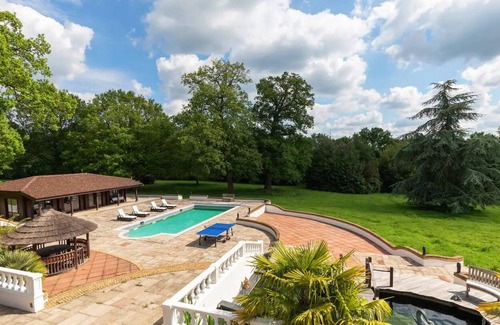 Potters Bar Villa | Manison With Pool and Tennis Court