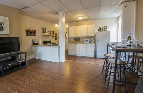 Manitou Springs Apartment | Manitou Loft Apartment 3A. 2 Bedroom, 1 bath, sleeps 5