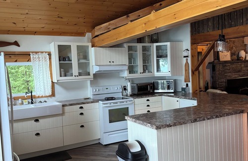 Manitoulin District Cottage | Manitoulin Island-Gorgeous Lakefront Cedar Cottage & Bunkie